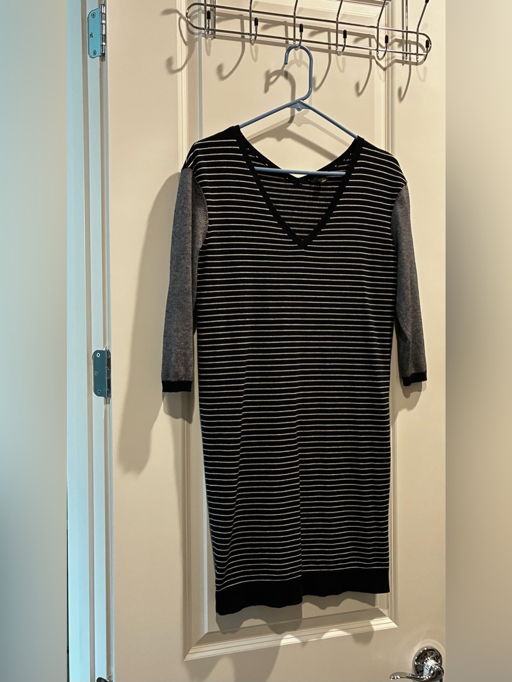 Ann Taylor Black and White Knit Striped V‑Neck Midi Dress Small